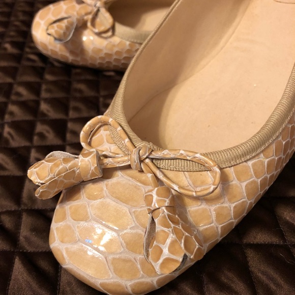 NEW! Stuart Weitzman snake embossed flats - Picture 2 of 6